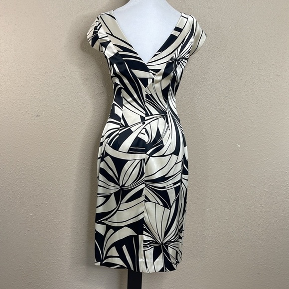 Maggy London Women’s Abstract Cap Sleeve Fitted V-Neck Satin Dress Ruched Sz 6 - Picture 6 of 10